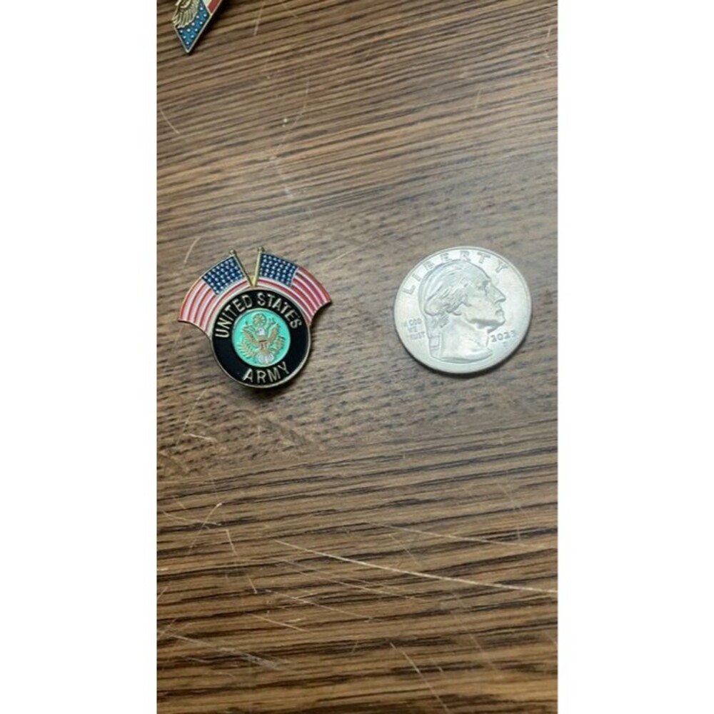 Vintage US Army lapel pin featuring crossed American flags